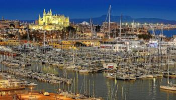 Vista nocturna del Real Club NÃ¡utico de Palma con la Catedral de Mallorca al fondo.
