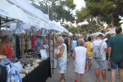 PORTO CRISTO. FERIAS. La Fira Nocturna de Porto Cristo, un escaparate de artesanÃ­a junto al mar.