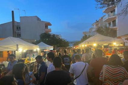 MANACOR - FIESTAS POPULARES - MÃ¡s de 2.000 personas llenan sâIllot para visitar su tradicional âFira Nocturnaâ.La muestr