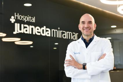 Dr. Cristian Sánchez, director de la Unidad del Sueño de Juaneda Hospitales, en las instalaciones del Hospital Juaneda Miramar