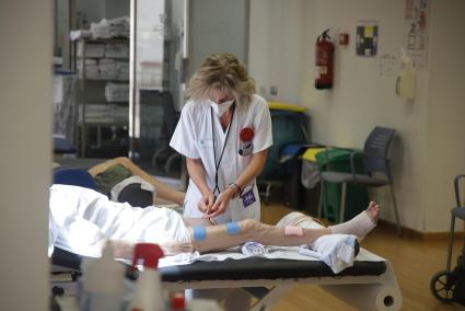 Imagen de archivo de una enfermera tratando a una paciente de ELA en el hospital General.