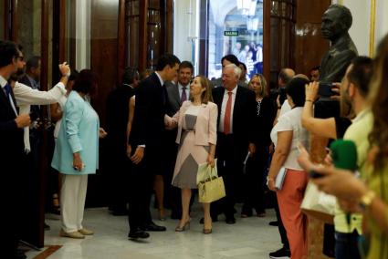 Pedro Sánchez saluda a Ana Pastor, antes de iniciar la votación en el Congreso.