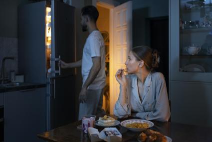 Esta es la razón por la que cenar tarde es malo para la salud