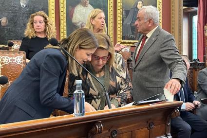 La portavoz de Vox, Gari Durán, conversando con la regidora de Hisenda, Mercedes Celeste, antes de comenzar el pleno de aprobación inicial de los presupuestos de Cort el pasado 25 de noviembre.