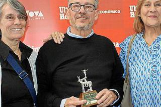 Josep Pons Fraga, con sus hermanas Tere y Catalina.