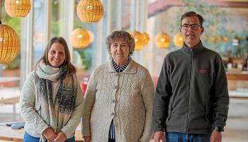 la coordinadora del proyecto, Marga Salvà (i), junto a Cati (c) y Dani (d), dos de los usuarios del servicio ocupacional de Esment que participan en las ponencias