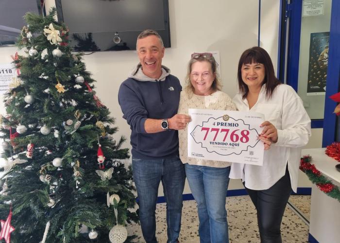 Jesús García, Margarita Roig y Raquel González, dueño y empleadas de la Administración de la calle Foners de Palma, con el cartel del cuarto premio.