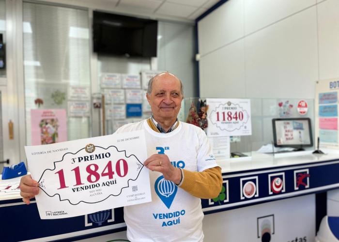 Imagen de Pedro Vives luciendo la camiseta conmemorativa del tercer premio en la administración de Alcúdia este domingo.