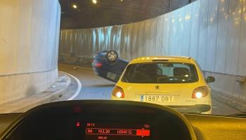 Un conductor herido al volcar el coche en el que viajaba en el túnel del Estadio Balear