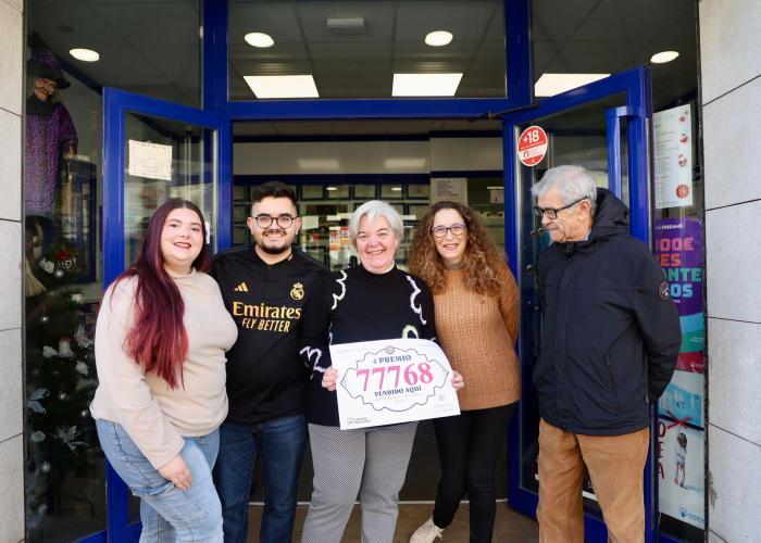 Ana Maria Llull Duran con sus compañeros de la administración de lotería de Cardenal Rosell de Palma.