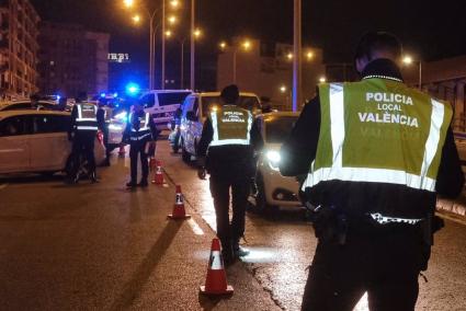 Valencia.- Sucesos.- Un detenido por tocamientos, incautaciones de droga y accidentes, balance de Nochevieja en València