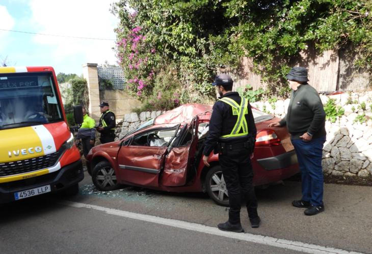 Una conductora empotra su coche contra un muro para evitar chocar contra un camión en Andratx