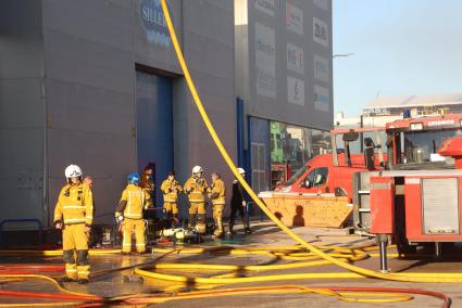 Un incendio destroza una nave industrial de productos químicos en Can Valero