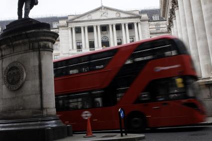 Un joven de 14 años muere acuchillado en Londres mientras viajaba en autobús