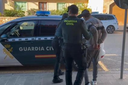 Uno de los detenidos, tras ser arrestados por la Guardia Civil.