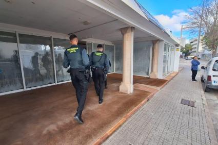 Gran despliegue policial por el asalto masivo de okupas a un apartahotel en Cala Bona