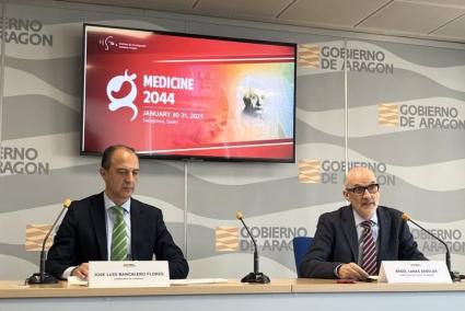 El consejero de Sanidad, José Luis Bancalero Flores, y el director científico del IIS-Aragón, Ángel Lanas Arbeloa, en rueda de p