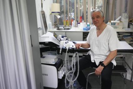 José Ignacio Ramírez en una consulta en el centro de salud de Santa Ponça.