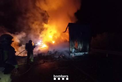 Cortada la C-43 entre Benifallet y Gandesa (Tarragona) por el incendio de un camión