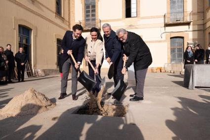 El presidente del Gobierno de Aragón, Jorge Azcón; el presidente de la DPH, Isaac Claver; la alcaldesa de Huesca, Lorena Orduna;