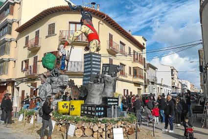 Sátira y tradición marcan las temáticas de los típicos ‘foguerons’
