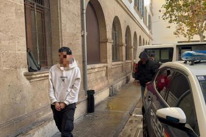 Detenido un joven en Palma por cortarle el cuello a otro con una botella rota tras una discusión