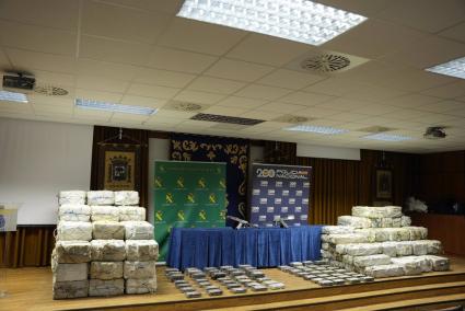 Sevilla.- Sucesos.- Operación "histórica" con el alijo de 2.883 kilos de coca con 4 Kalashnikov en La Puebla del Río