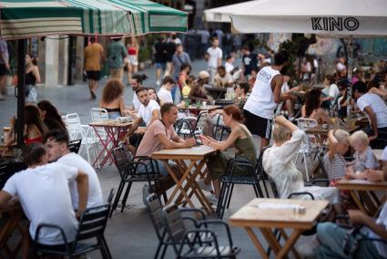 Barcelona mantendrá la prohibición de las 'rutas de borrachera' en Ciutat Vella hasta 2028