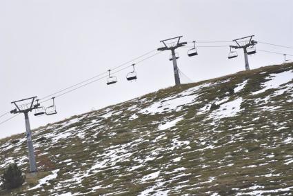 Sucesos.-Nueve heridos muy graves y 8 graves tras la caída de un telesilla en la estación de Astún (Huesca)