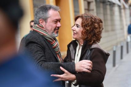 Espadas se pone a disposición de Montero para impulsar un PSOE-A "unido, fuerte e ilusionado": "Aquí me tendrás siempre"