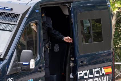 Sucesos.- Detenido tras atrincherarse en casa con cuchillos y amenazar con tirarse al vacío tras pelearse con su hermano
