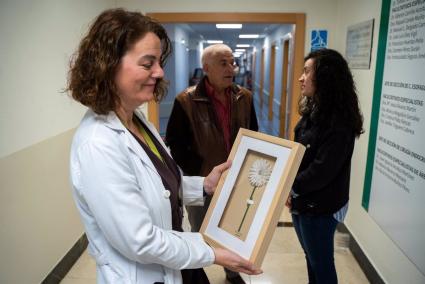 Granada.- Pacientes con un trasplante de hígado obsequian al Hospital Virgen de las Nieves con una 'flor de la vida'