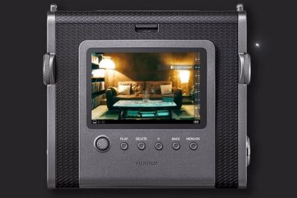 Fujifilm Instax Wide Evo Hybrid llega con la lente más grande de Instax y formato de impresión más grande