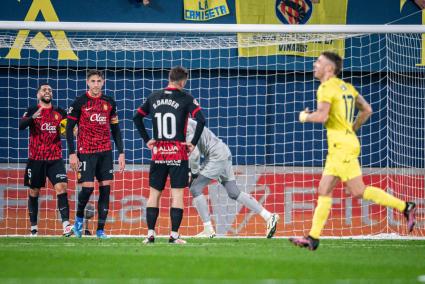 Los jugadores del Mallorca, desolados, tras encajar uno de los goles del Villarreal en el partido disputado en La Cerámica.
