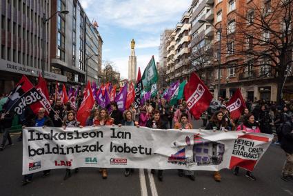 Manifestación convocada por los sindicatos LAB, Steilas, ELA y CCOO, que han cifrado en más de un 75% el seguimiento de la prime