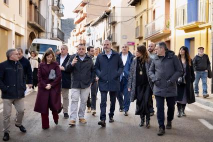 Azcón visita la Casa de Infancia de Aliaga (Teruel), un proyecto que "aporta futuro" y calidad de vida