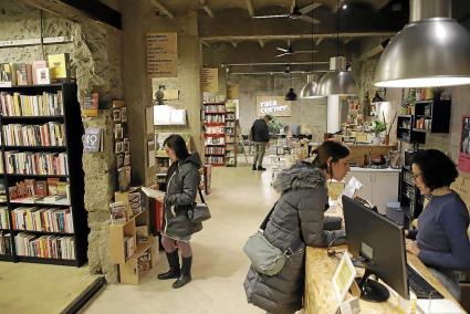La mayoría de los ciudadanos siguen comprando sus volúmenes en librerías.