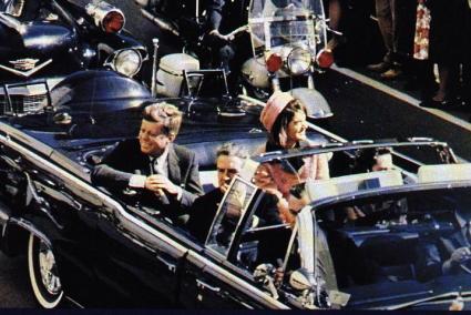 Jonh F. Kennedy junto a Jackie Kennedy.
