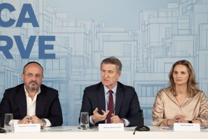 El presidente del PP catalán, Alejandro Fernández; el presidente del PP, Alberto Núñez Feijóo, y la vicesecretaria de Desarrollo