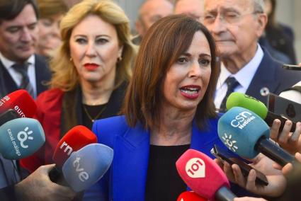 Díaz subraya que Junta mantiene subvención al transporte y acusa de improvisación al Gobierno, al que pide su parte