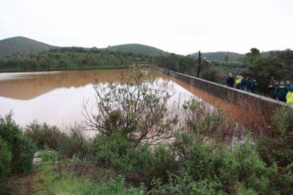 Huelva.- Hasta ocho bombas trabajan para sacar agua del embalse en Cueva de la Mora pero los vecinos no podrán volver