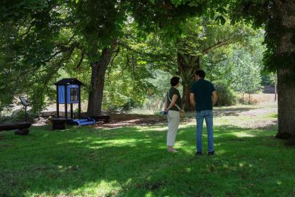 Ayuso visita la nueva área de descanso Pradera de la Virgen de la Peña en Rascafría (Madrid)