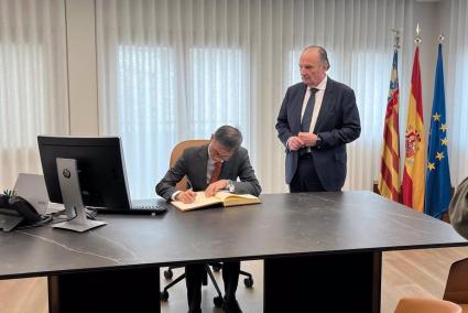 El embajador de China destaca que dos fábricas de coches eléctricos del país asiático pretenden visitar Valencia