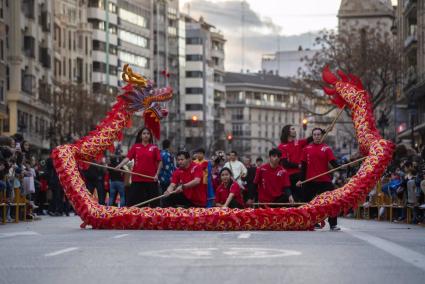Valencia.- La Cabalgata de Año Nuevo Chino ilumina València de color rojo con dragones, espadas y farolillos