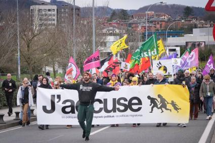 Manifestación desde Irun a Hendaia políticas migratorias europeas y "la criminalización de la solidaridad" con las personas migr