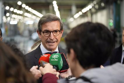 Jorge Paradela visita la línea de montaje de cajas de cambios para vehículos híbridos en la factoría de Horse en Sevilla