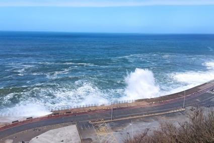 Cerrado este lunes y martes el Paseo Nuevo de San Sebastián por impacto de ola en costa