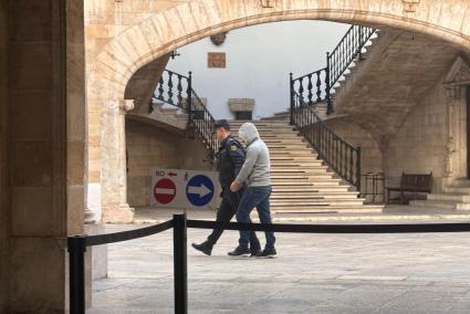Piden 30 años de cárcel a un padre por violar a su hija de 12 años en Andratx
