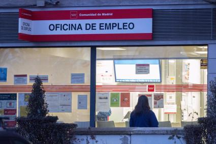 El paro en la Comunidad baja en 30.200 personas y cierra 2024 con 139.600 nuevos empleos