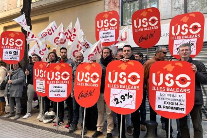 Los miembros de USO Illes Balears concentrados este martes ante el Parlament.